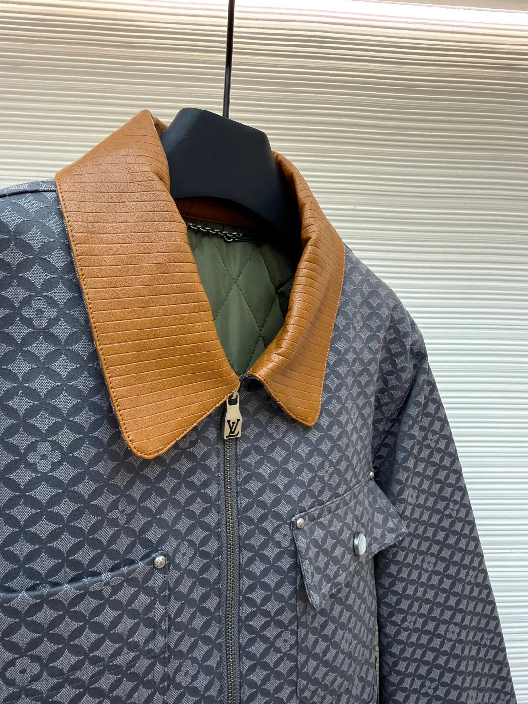 LOUIS VUITTON Nigo co-branded ribbed belted work jacket ●Original version: purchased and developed by 31009 ●Item number: 1681206-C00 ●Fabric: ribbed fabric ●Technology: jacquard production ●Color: gray ●Version: fitted version ●Weight: about 930 grams ●Size: S-M-L-XL ●Description: Based on the Dandy Monogram from the 2025 autumn and winter show Jacquard creates voluminous texture. The leather patch is the finishing touch and one of the studded patch pockets, and the quilted lining makes it a chic choice that spans all seasons. Can be paired with the same style for a casual look. The overall wiring is straight and delicate, the fabric is comfortable and soft, and the color is consistent without color difference. It can be matched with the same style to create a fashionable look and control various occasions. Customized accessories, complete with three standards, same style for men and women!